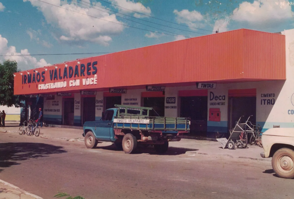 Fachada antiga da loja, ainda como Irmãos Valadares